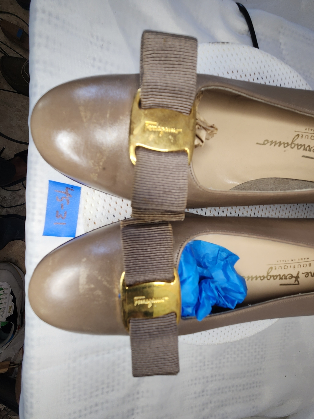 SALVATORE FERRAGAMO TAUPE BIEGE WOMEN VARA SHOES SIZE 10 C - Picture 8 of 10
